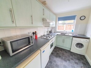 House | Private kitchen - 2-bedroom House Near Town With Superfast Wi-fi (Sittingbourne)