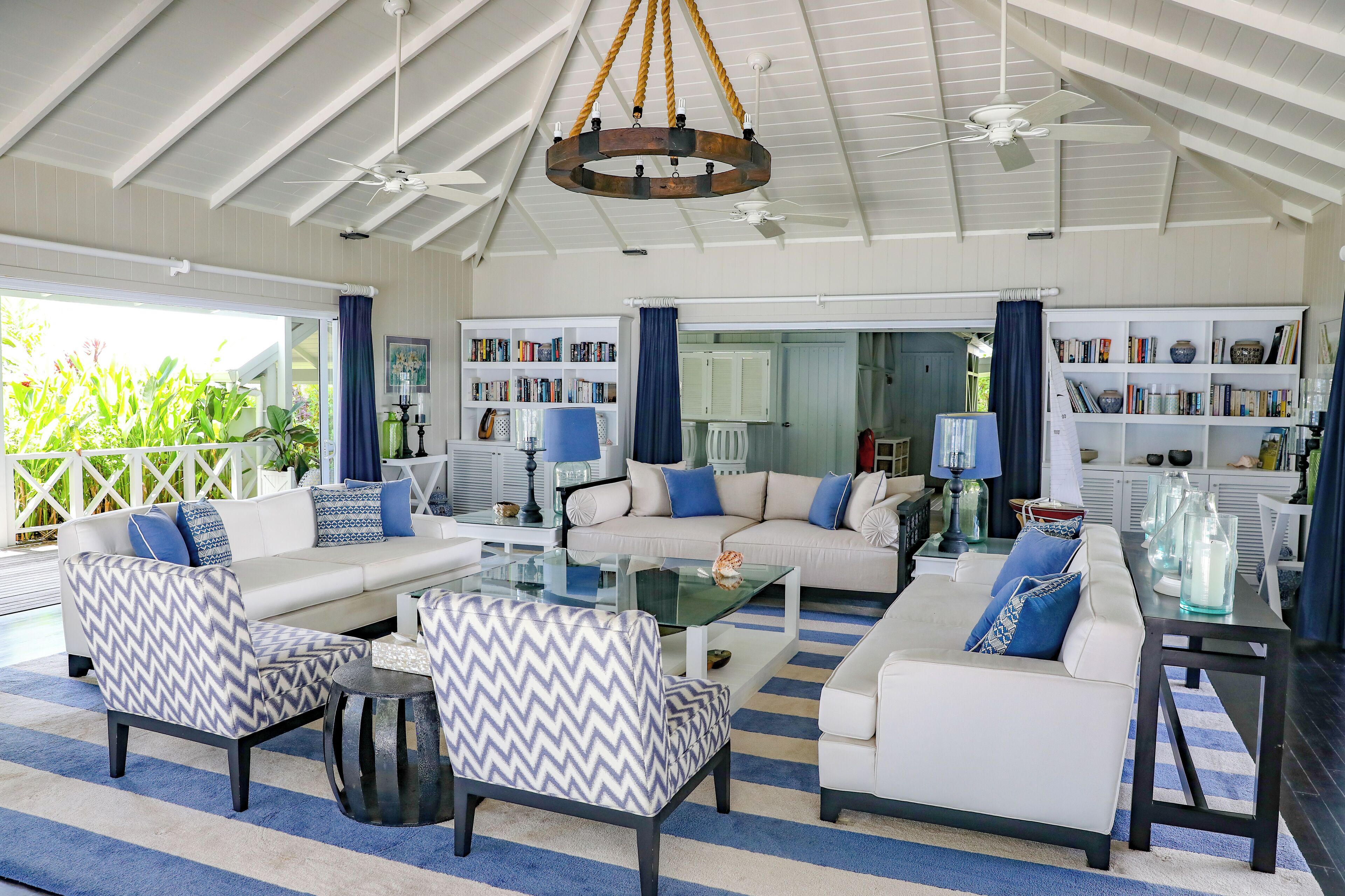 Luxury-Villa | Wohnzimmer | 65-Zoll-Flachbildfernseher mit Satellitenempfang, Fernseher