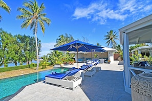 Piscina externa, barracas de cortesia, guarda-sóis