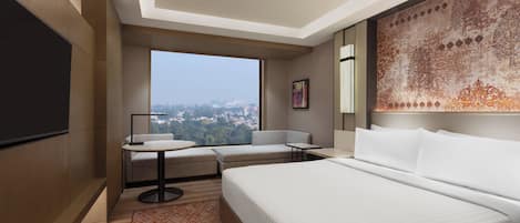 Seprai premium, minibar, brankas, dan meja kerja