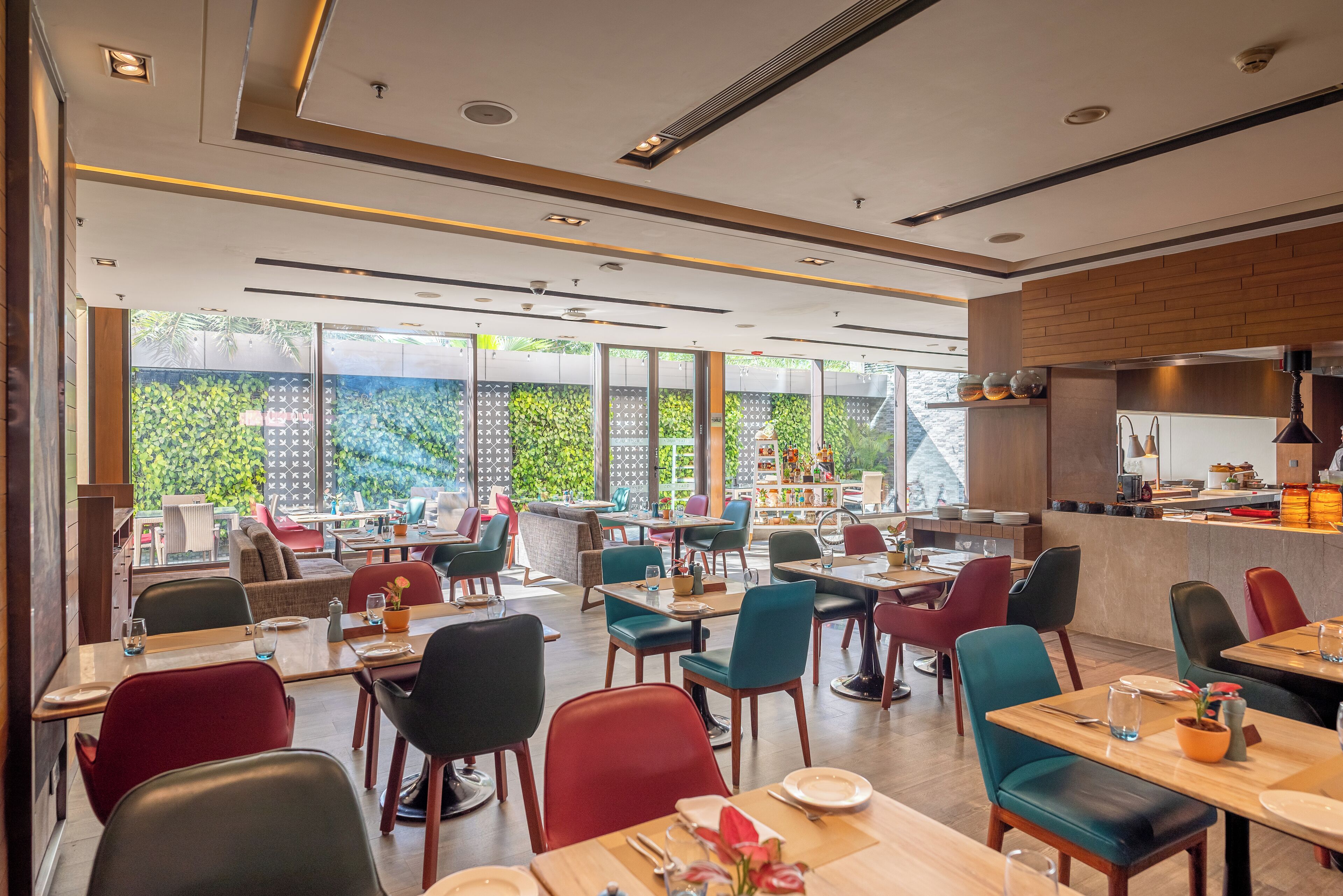 供应早餐、午餐和晚餐，印度菜