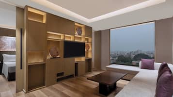 Suite, 1 kingsize-seng | Oppholdsområde | En 49-tommers LED-TV med digitale kanaler samt TV og DVD-spiller