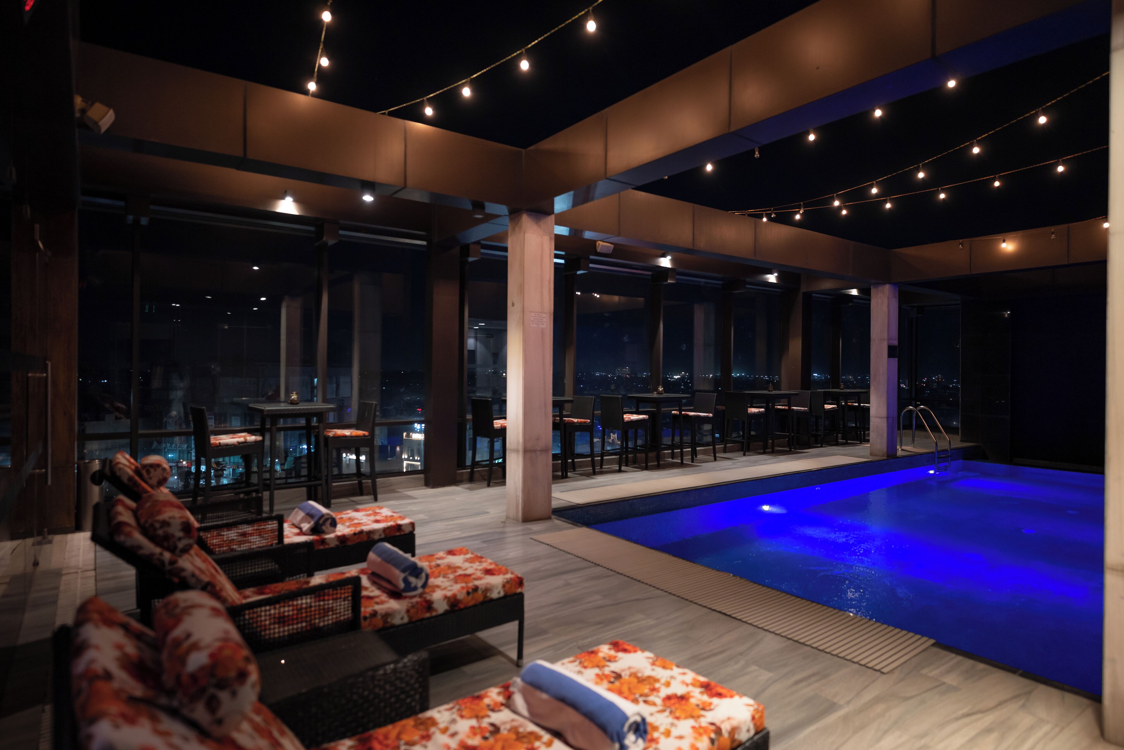 Hồ bơi ngoài trời phục vụ theo mùa, ghế dài tắm nắng 