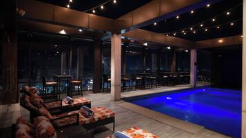 Außenpool (je nach Saison geöffnet), Liegestühle