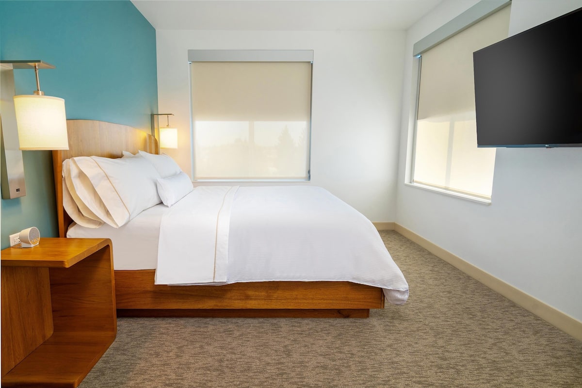 In-room safe, desk, iron/ironing board, free cribs/infant beds