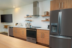 Phòng Suite, 4 phòng ngủ | Bếp riêng | Tủ lạnh, lò vi sóng, dụng cụ pha cà phê/trà 