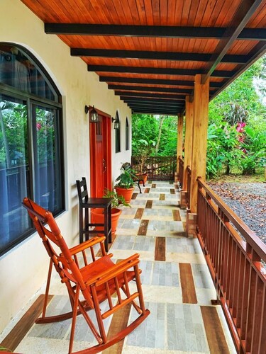 20 minutes from La Fortuna, a Family-Sized House W/ Nice Porch for Bird-watching
