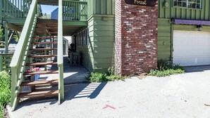 Ein Gebäude mit einem Schild, auf dem 'San Bernardino National Forest' steht, einer Treppe und einer Garage.