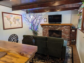 Smart TV, fireplace, Netflix, streaming services - Cozy Private Suite w/ Fireplace, Indoor Sauna & Deck. Close to everything! (Lake Arrowhead)
