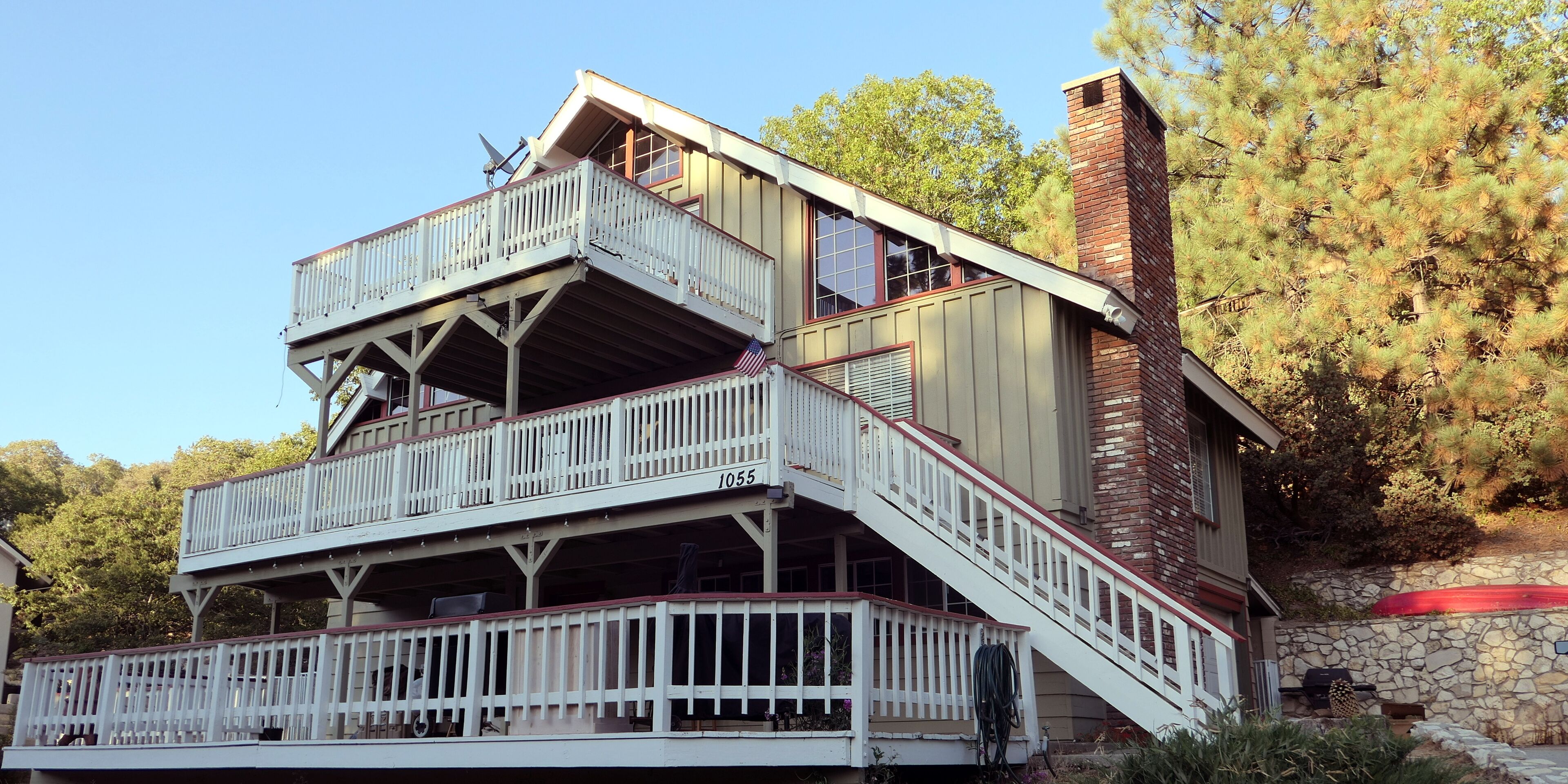 Cozy Private Suite w/ Fireplace, Indoor Sauna & Deck. Close to everything! in Lake Arrowhead, United States