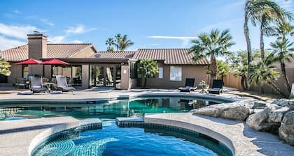 Cactus Casa! Pool/spa, game room, Putting Grn, 8 Bdr