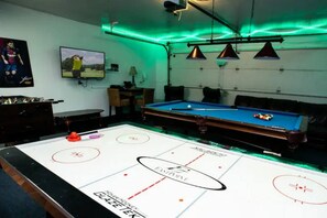 Game room - Cactus Casa! Pool/spa, game rm, putt Grn, 8 Bdr, 6 Bath (Scottsdale)