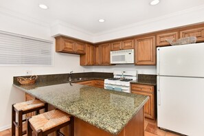 Kylskåp, mikrovågsugn, ugn och spishäll