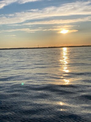 Ruhige Wasserfläche, die die Sonne spiegelt.