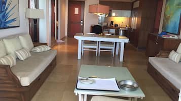 Télévision à écran plat, table de tennis de table