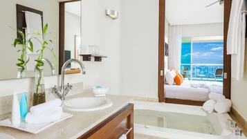 吹风机、毛巾、肥皂、洗发水