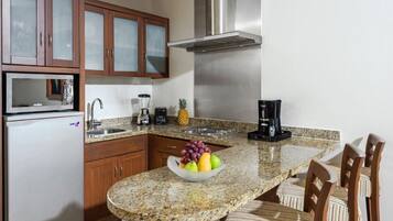 Réfrigérateur, micro-ondes, four, plaque de cuisson