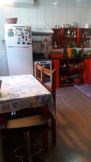 ثلاجة، ميكروويف، فرن، موقد طهي مسطح