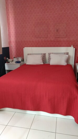 2 عدّة غرف نوم ومكواة/لوح كي وواي فاي وملاءات أسرّة