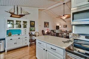 Jääkaappi, mikroaaltouuni, uuni, liesi