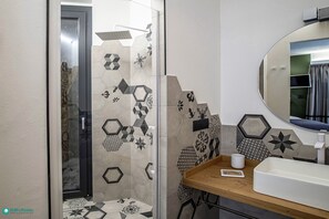 Exklusivt dubbelrum eller tvåbäddsrum | Badrum | Dusch, gratis toalettartiklar, hårtork och tofflor