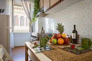 Microwave, oven, coffee/tea maker, dining tables - St. Joseph apartment 47 (Roma)