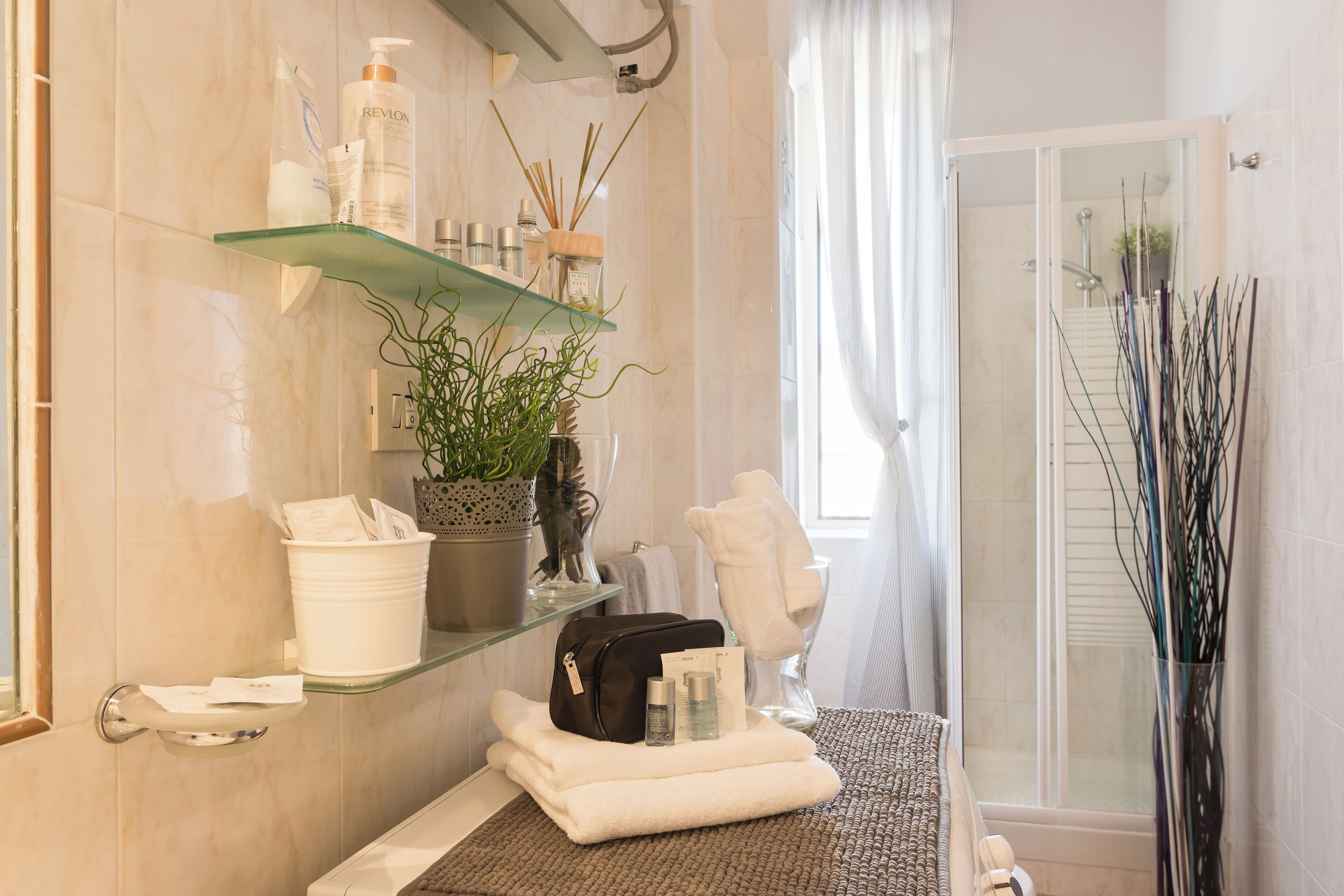 Shower, hair dryer, bidet, towels