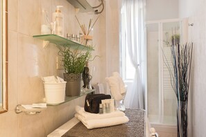 Shower, hair dryer, bidet, towels - St. Joseph apartment 47 (Roma)