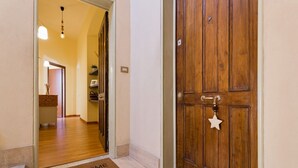 A wooden door with a star-shaped decoration and a "WELCOME" mat at the entrance. - St. Joseph apartment 47 (Roma)