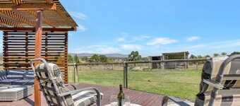 Clydesdale Cottage on Talga with real Clydesdale Horses