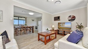 TV, fireplace, DVD player - Clydesdale Cottage on Talga with real Clydesdale Horses (North Rothbury)