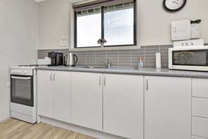 Cafetera y tetera, refrigerador, microondas y horno