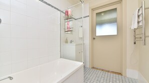 Suihkun ja ammeen yhdistelmä, ympäristöystävälliset hygieniatuotteet