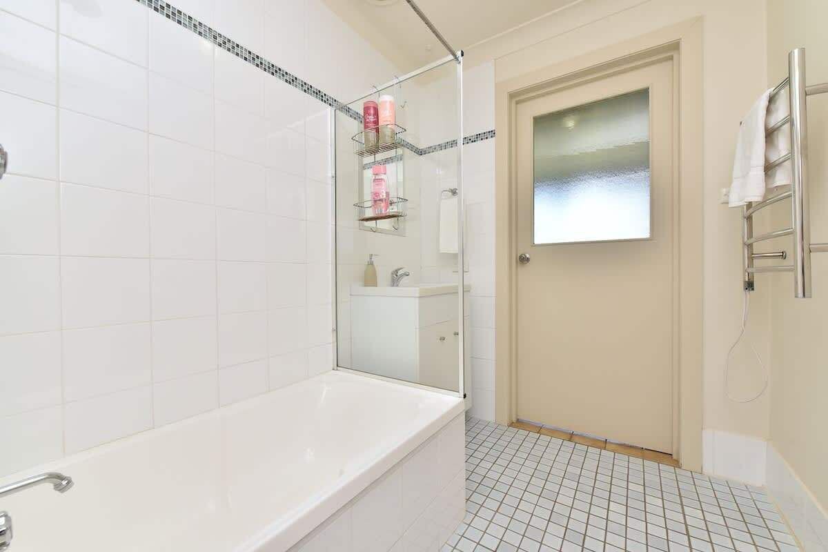Combined shower/bathtub, eco-friendly toiletries, hair dryer, shampoo