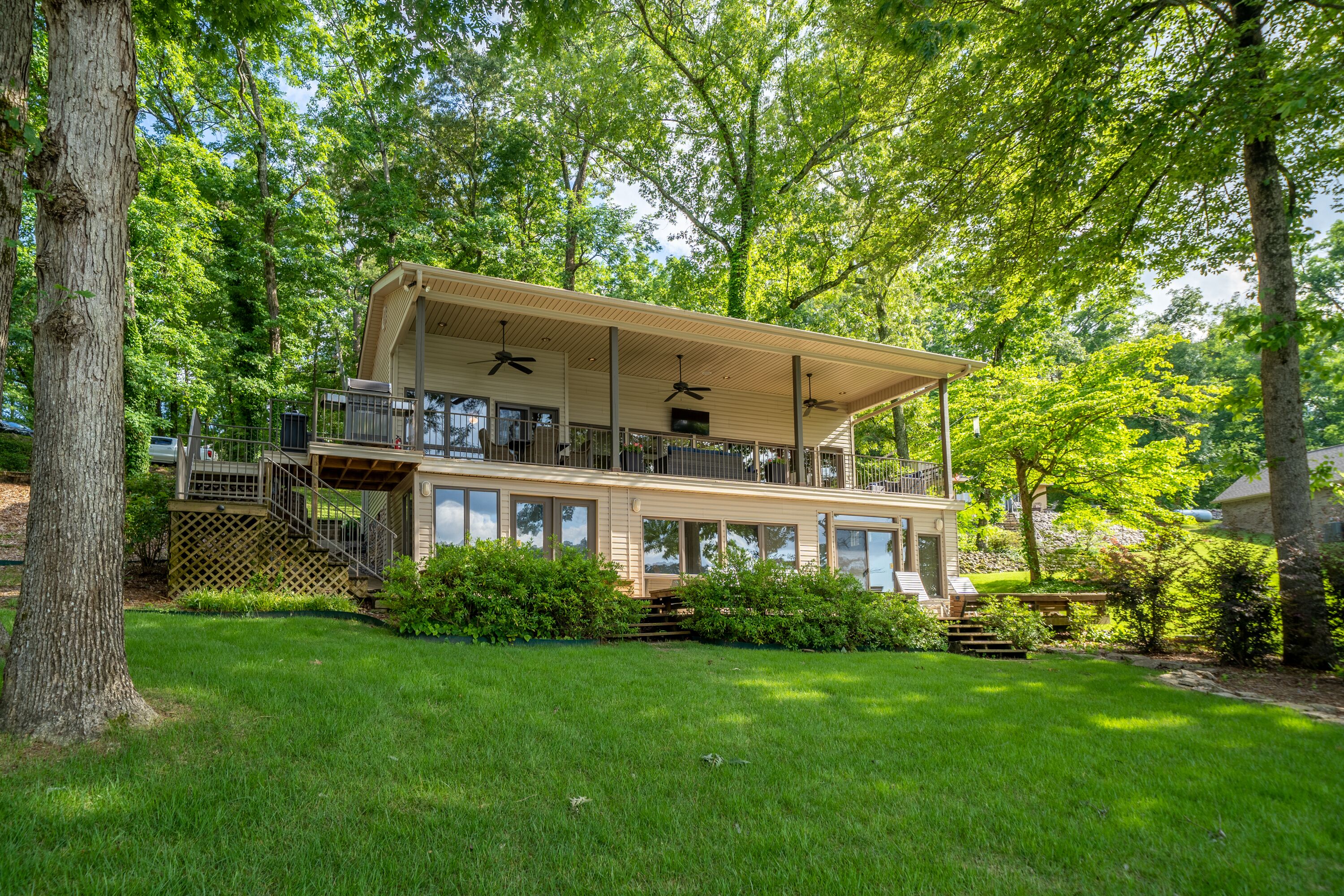 LAKEHOUSE IN THE PERFECT SPOT!