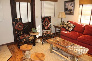 Smart-TV, Kamin, DVD-Player, Bücher