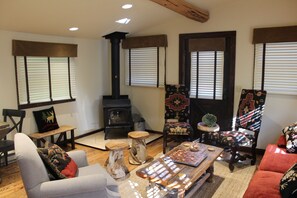 Smart-TV, Kamin, DVD-Player, Bücher