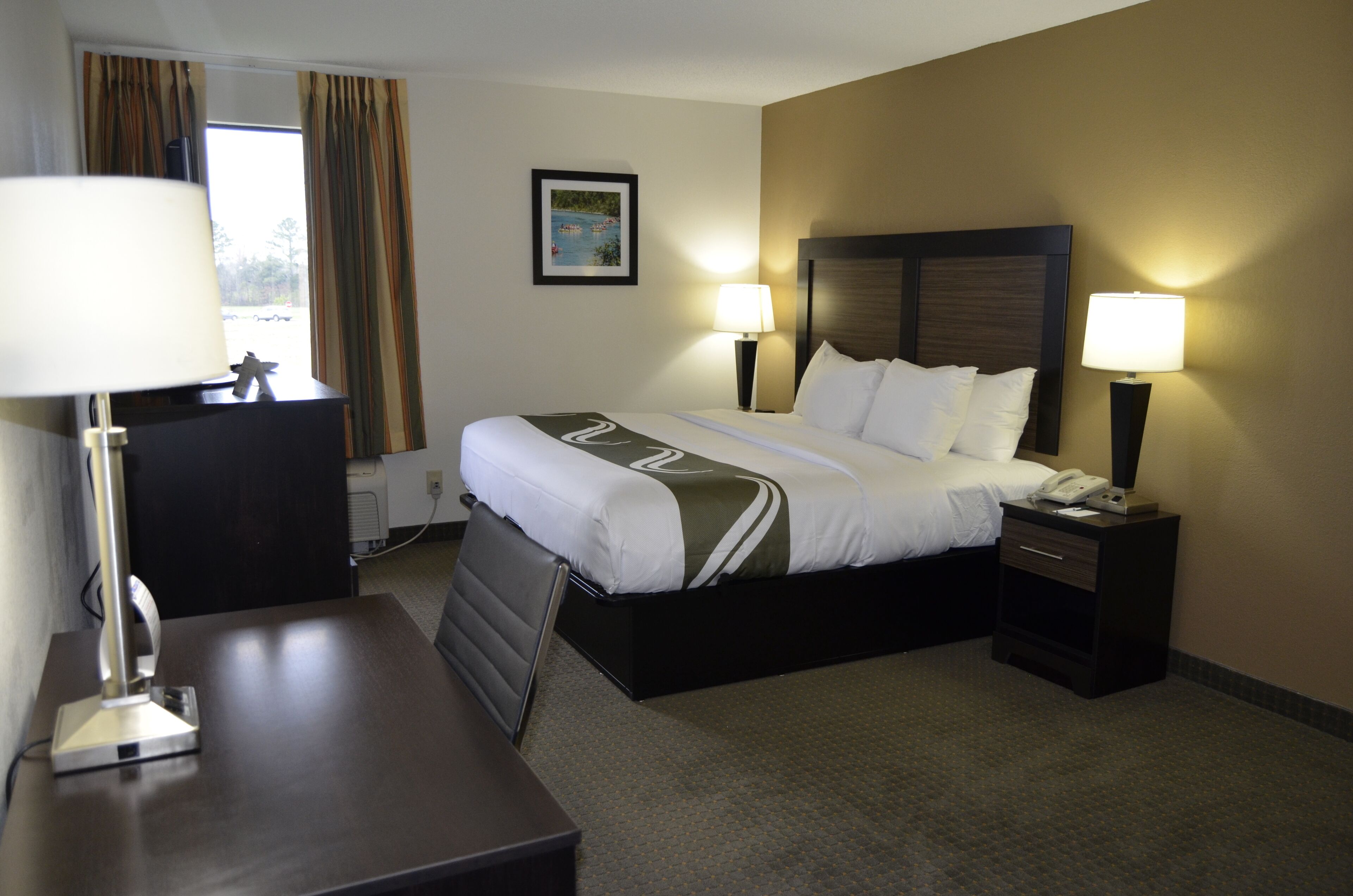 Standard Room, 1 King Bed, Non Smoking | Individually decorated, individually furnished, laptop workspace