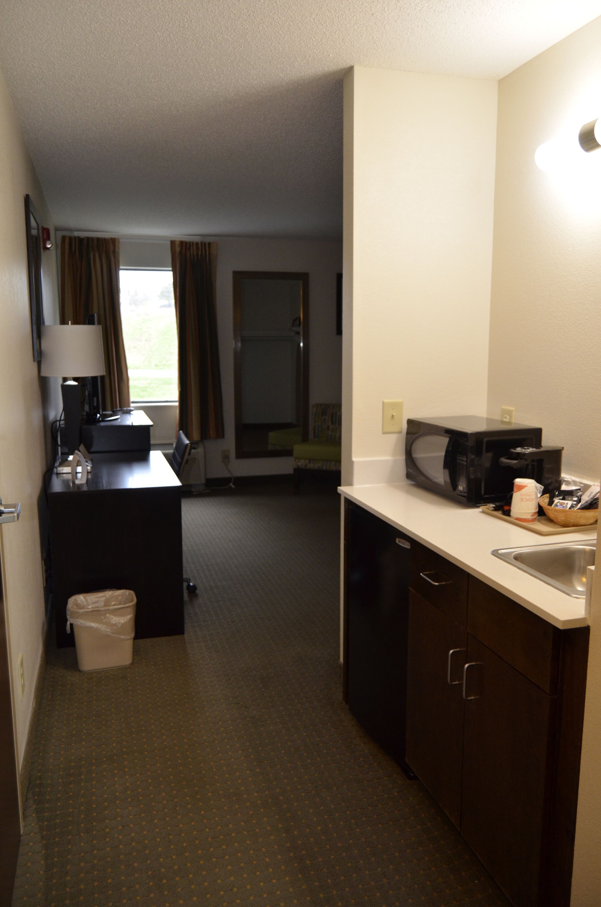 standard room, 1 king bed, non smoking | private kitchenette | coffee/tea maker