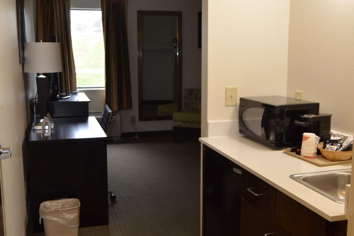 standard room, 1 king bed, non smoking | private kitchenette | coffee/tea maker