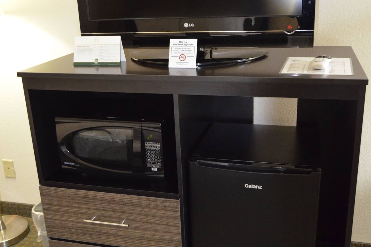 standard room, 2 queen beds, non smoking | room amenity