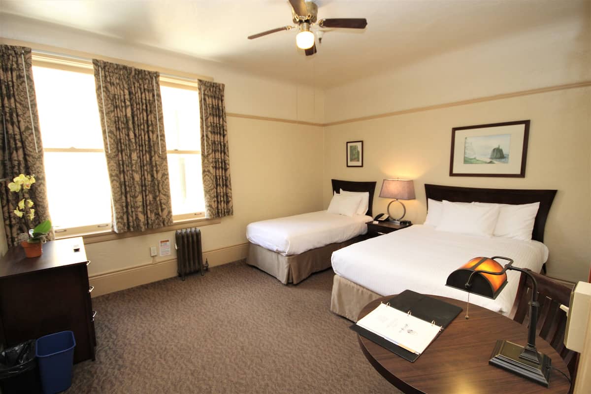 Basic Triple Room | Iron/ironing board, WiFi (free), bed sheets