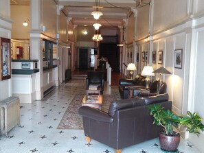 Lobby sitting area - Hotel Arcata (Arcata)