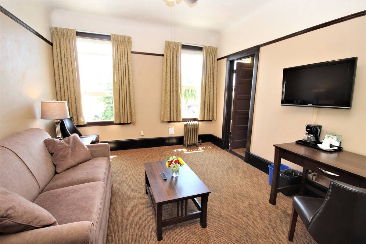 Deluxe Suite | Iron/ironing board, WiFi (free), bed sheets