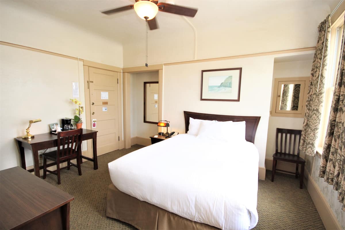 Standard Queen | Iron/ironing board, WiFi (free), bed sheets