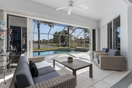 Aurinkoinen etelään avautuva uima-allas järvellä Port Charlottessa