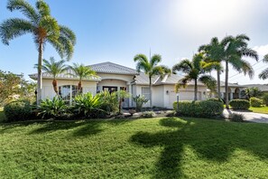Exterior - Sunny South-Facing Salt & Heated Pool Spa on FISHING Lake FallWinter 25-26 Avail (Port Charlotte)