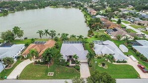 Una zona residenziale con case, un'ampia distesa d'acqua e cielo sereno.