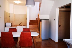 Fridge, microwave, stovetop, electric kettle