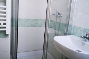 Combined shower/bathtub, hair dryer, towels, soap